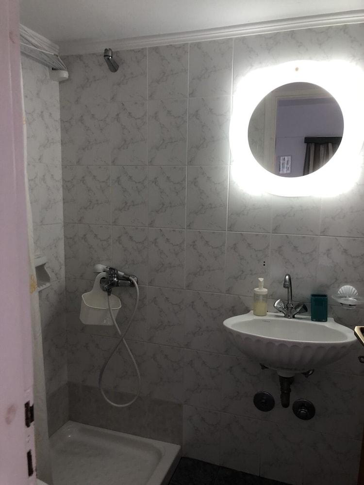 Anna Zisimos 2* Adámas